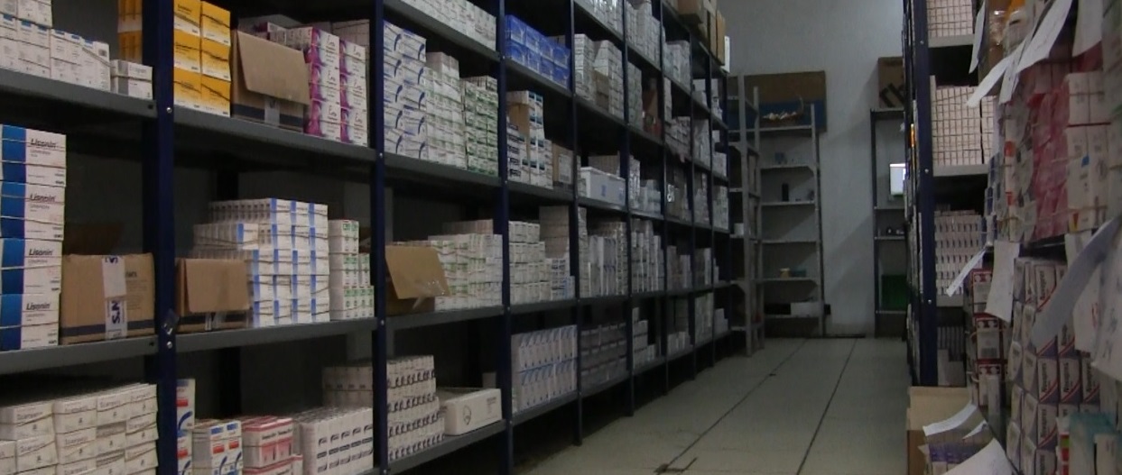 Pasillo del almacén de DIMEFA con medicamentos listos para distribución a farmacias