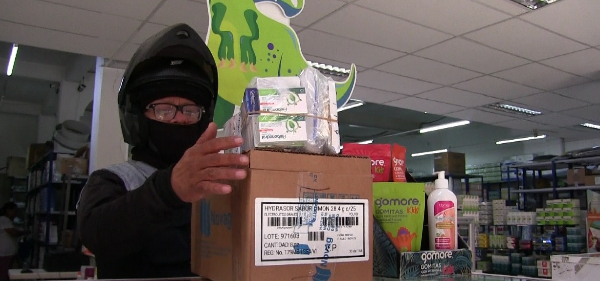 Entrega de productos en una farmacia atendida por DIMEFA
