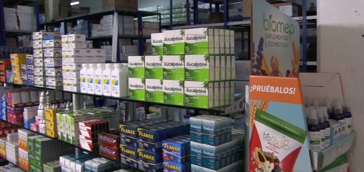 Atención a clientes en una farmacia abastecida por DIMEFA